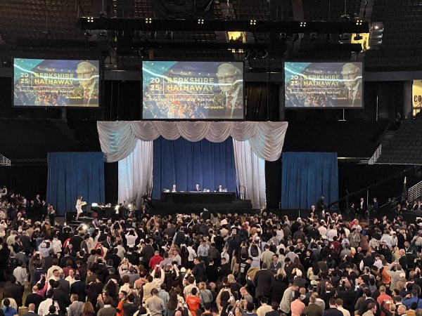 配资股票网站 巴菲特第60次股东大会点赞库克，谈到AI、贸易、证券市场、近期差点花掉100亿美元，之所以赚了很多钱是因为